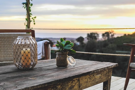 Outdoor dining. Chambre Avec vue mer Dans L'éco-lodge de Carbonaccio