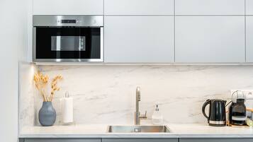 Fridge, microwave, stovetop, dishwasher