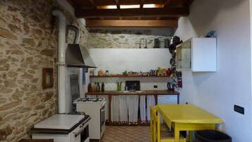 Frigorifero, piano cottura, lavastoviglie, macchina per tè/caffè