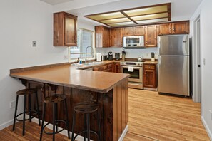 Fridge, microwave, oven, stovetop - 5 Sandhill - Serene, SHARC Passes, Hot Tub, Pet Friendly, AC (Sunriver)