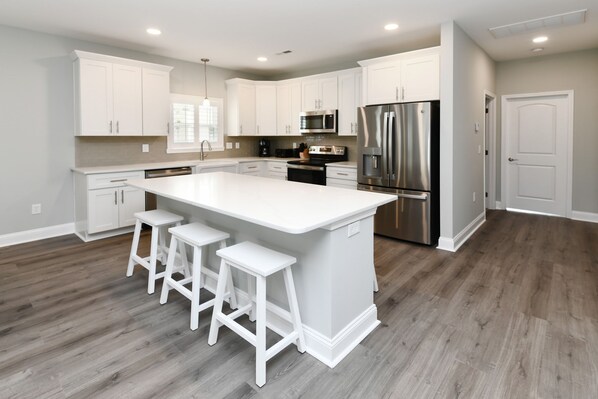 Réfrigérateur, micro-ondes, four, plaque de cuisson