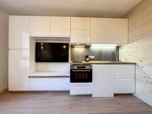 Fridge, microwave, oven, stovetop - Superbe Studio Refait à Neuf en Plein Centre Ville Avec Parking (Chamonix-Mont-Blanc)