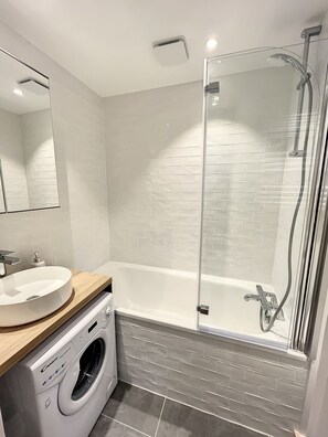 Hair dryer, towels, soap, shampoo - Superbe Studio Refait à Neuf en Plein Centre Ville Avec Parking (Chamonix-Mont-Blanc)