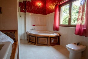Deluxe Suite | Bathroom | Hair dryer, slippers, bidet, towels - Hotel Finca Malvasia (Cabezon de Liebana)