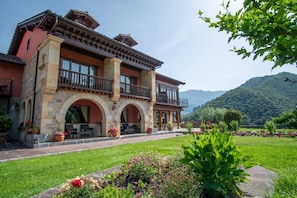 Front of property - Hotel Finca Malvasia (Cabezon de Liebana)