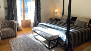 Suite – deluxe | Safe på rommet, skrivebord, wi-fi (inkludert) og sengetøy