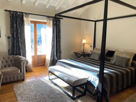 Suite Deluxe | Caja fuerte, escritorio, wifi gratis y ropa de cama