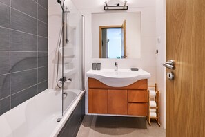 Hair dryer, towels, soap, toilet paper - Apartment Marie mit Pool (Pera)