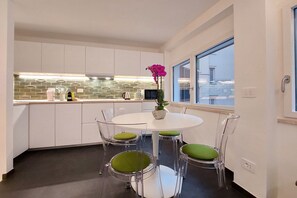 Apartment | Private kitchen | Full-sized fridge, microwave, stovetop, dishwasher - Casa Indipendente a Prati (Rome)