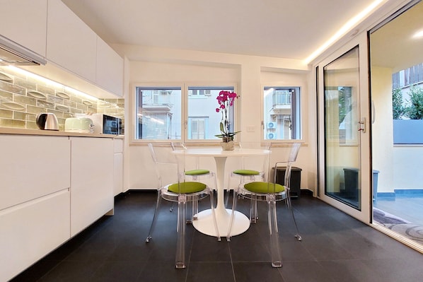 Appartement | Cuisine privée | Réfrigérateur grande capacité avec congélateur, four à micro-ondes
