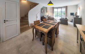 Dining - Stunning home in Saint-Laurent-de-la-Ca (Saint-Laurent-de-la-Ca)