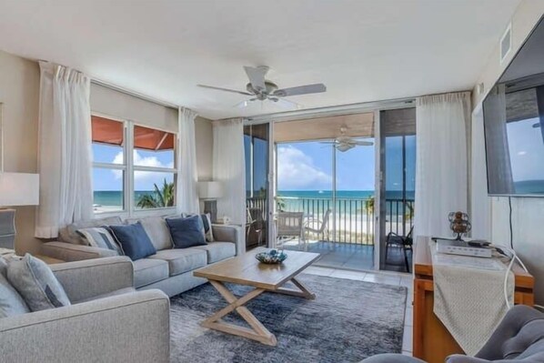 Condo, 2 Bedrooms | Living area