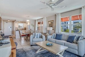 Condo, 2 phòng ngủ | Nội thất