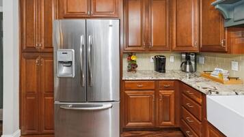 Condo, 2 Bedrooms | Private kitchen