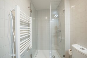 พรีเมียมอพาร์ทเมนท์, วิวสวน | ห้องน้ำ | ผ้าเช็ดตัว