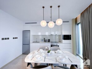 Dining - Luxury 2B With Balcony & View in Harbour Point (Dubai)