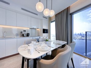 Microwave, oven - Luxury 2B With Balcony & View in Harbour Point (Dubai)