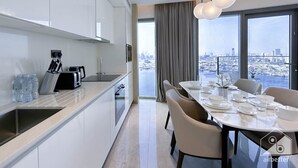 Private kitchen - Luxury 2B With Balcony & View in Harbour Point (Dubai)