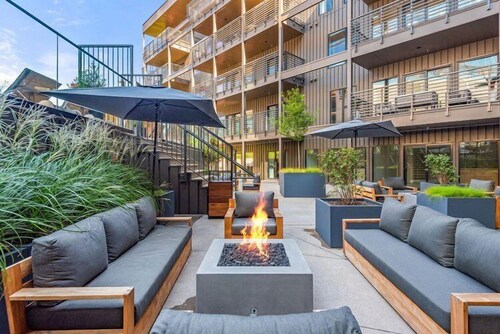 Luxury 4BR Condo|Concierge-Pool-Walk to Downtown!