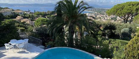 Een buitenzwembad en een verwarmd zwembad