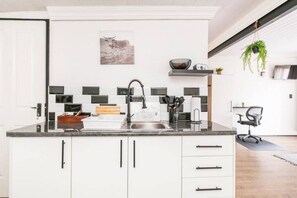 Kühlschrank, Mikrowelle, Herdplatte, Wasserkocher mit Kaffee-/Teezubehör