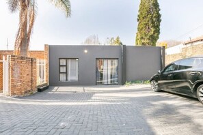 Property grounds - Urban Haven: Cozy Suburban Stay
 (Sandton)