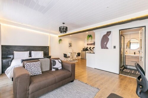 Urban Haven: Cozy Suburban Stay
