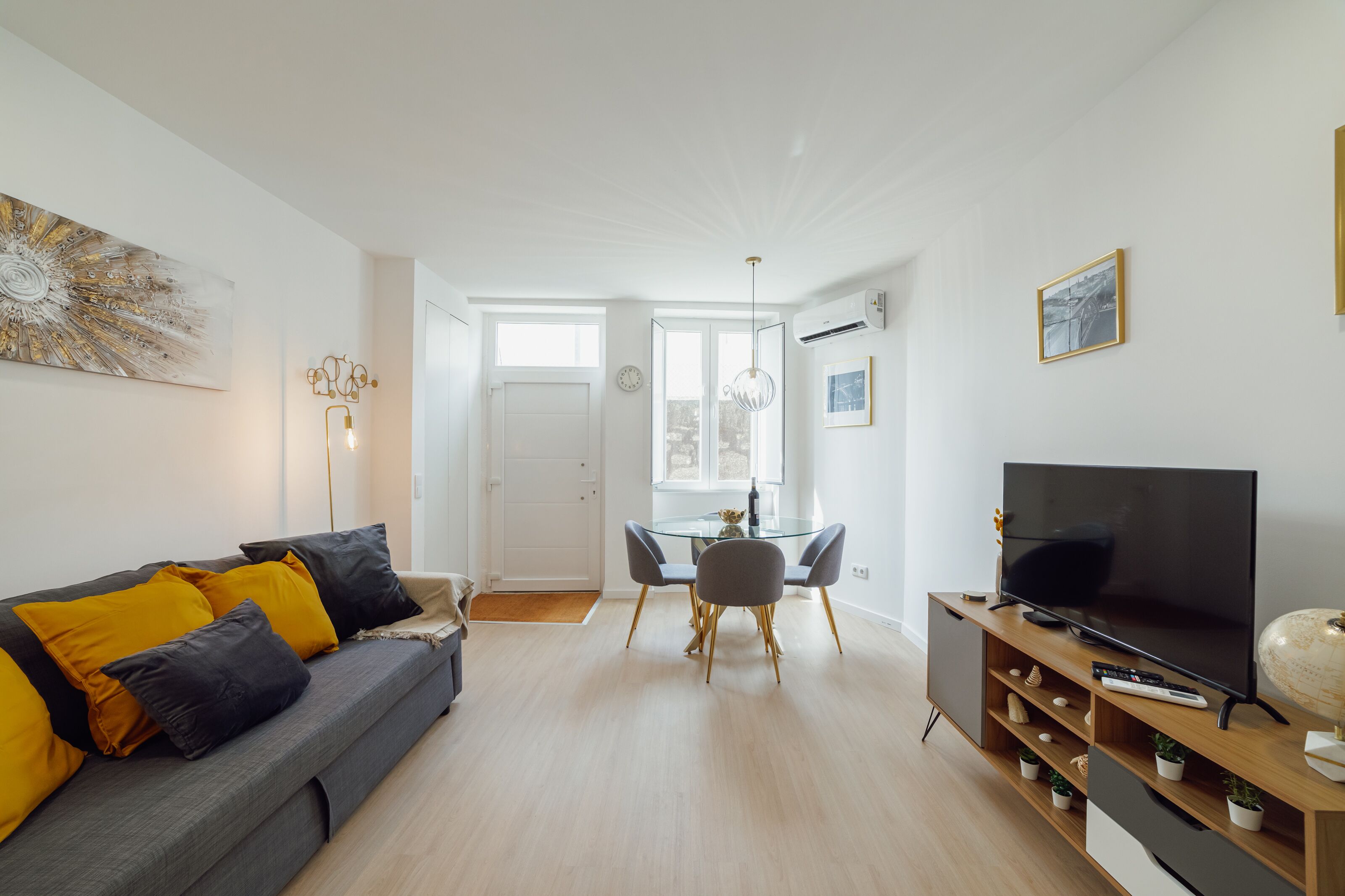 Appartement Design | Coin séjour | Télévision à écran plat de 42 pouces avec chaînes par câble