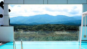 Een seizoensgebonden buitenzwembad