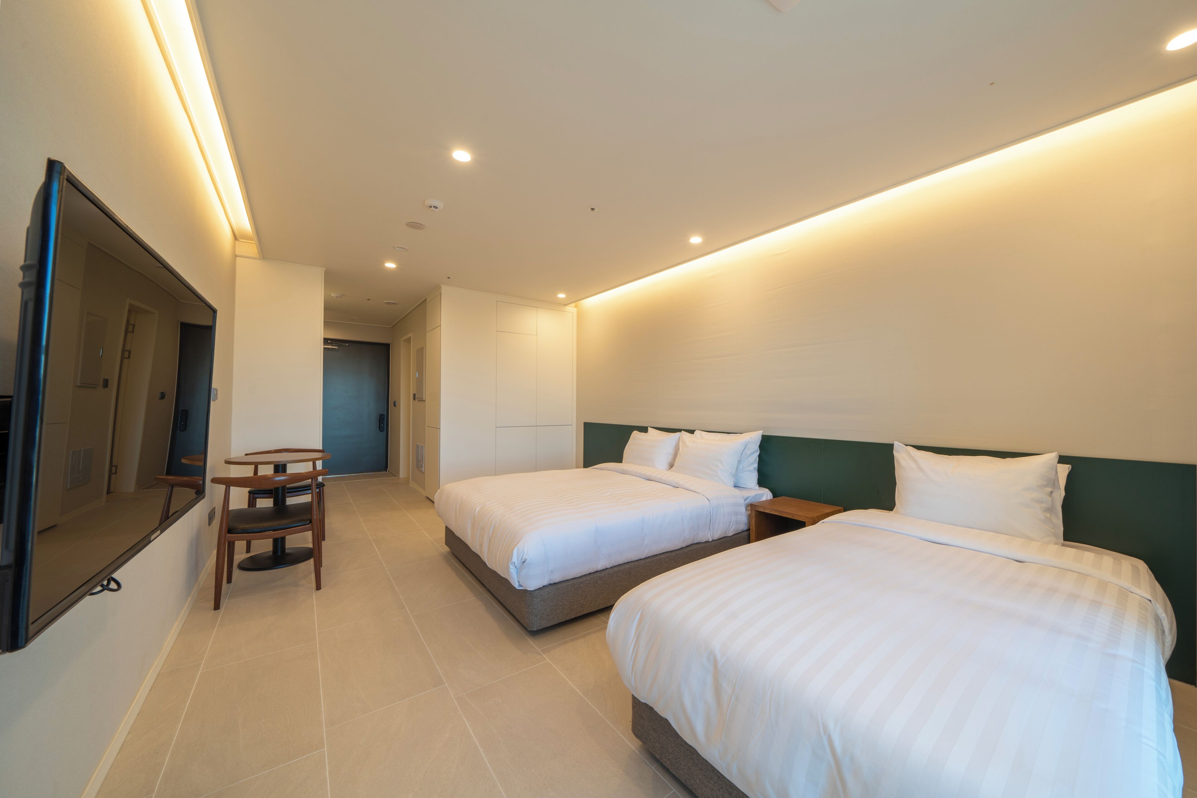 Standard Twin Room (NO View and Lower floor) | Free WiFi, bed sheets