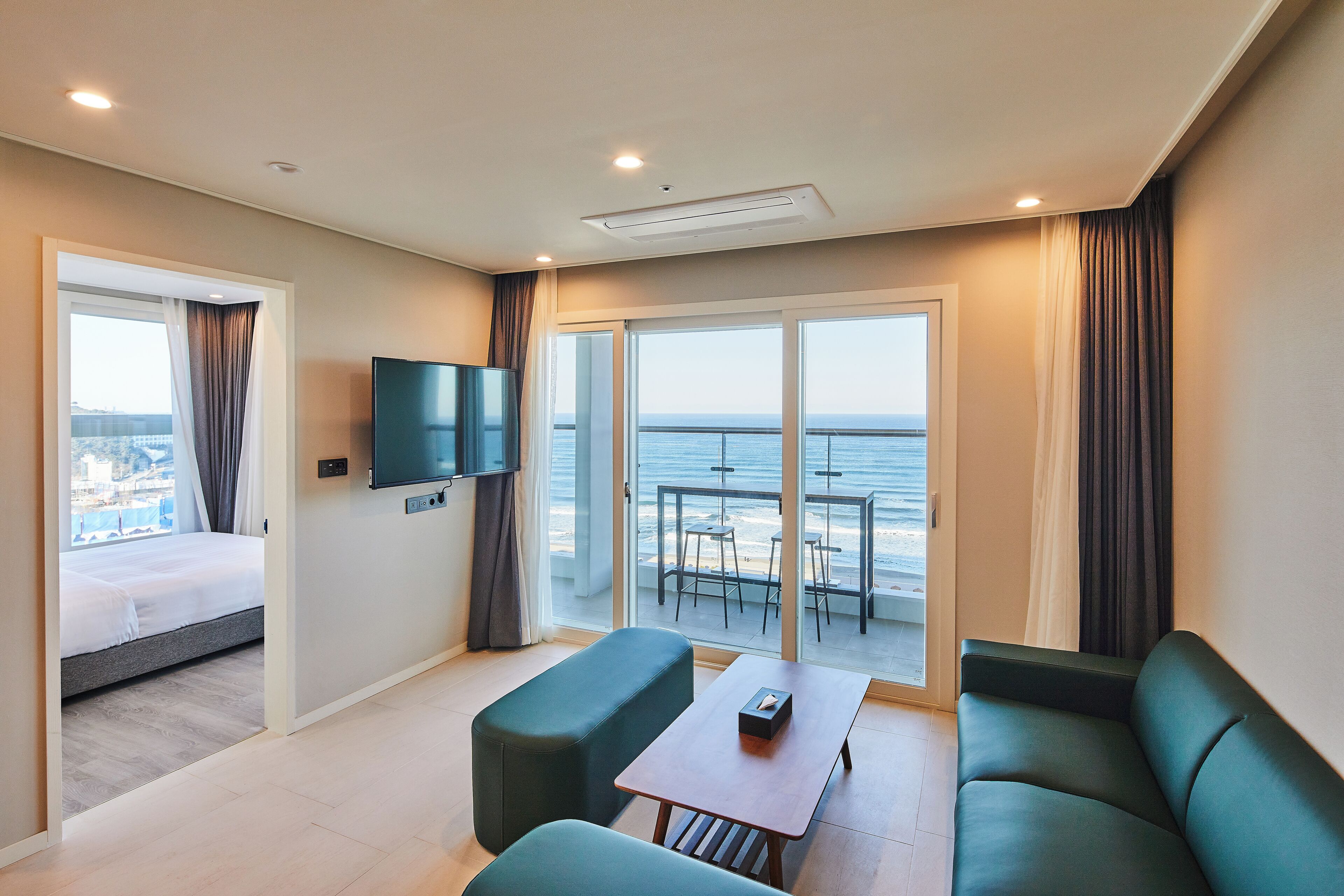 Superior Double Room, 2 Bedrooms, Ocean View | Living room