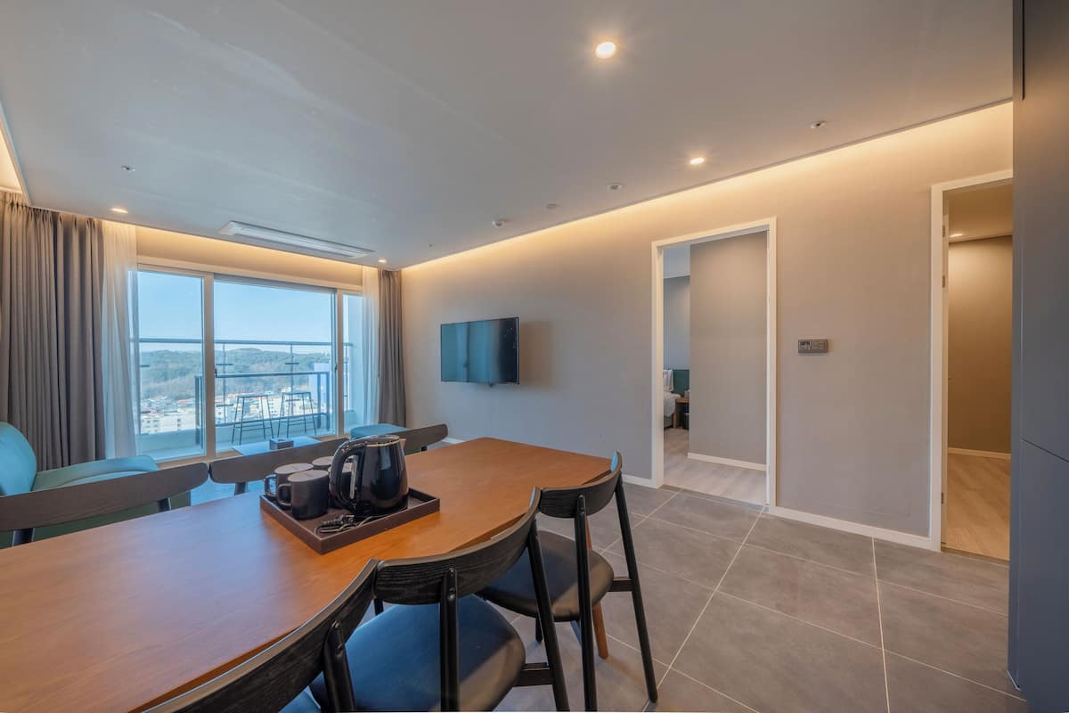 Doppia Deluxe, 2 camere da letto, vista montagna (Family) | Area soggiorno