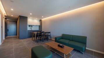 Deluxe Family Double, 2 Rooms, Partial Ocean View | Living area