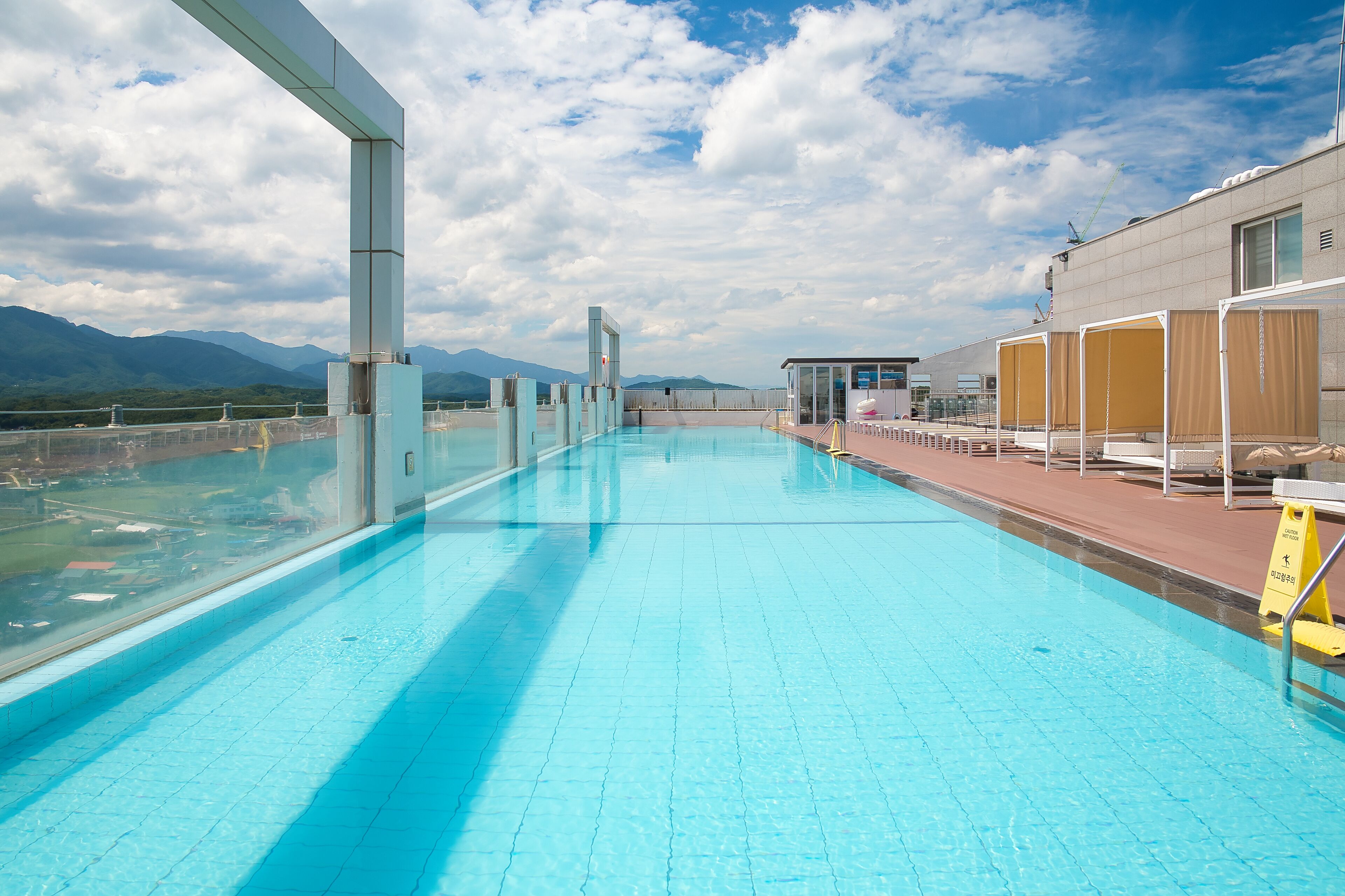 Una piscina al aire libre de temporada