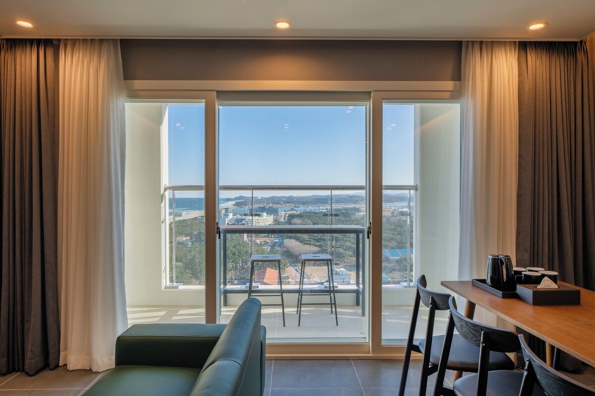 Penthouse Room (Partial Ocean View) | Zona de estar