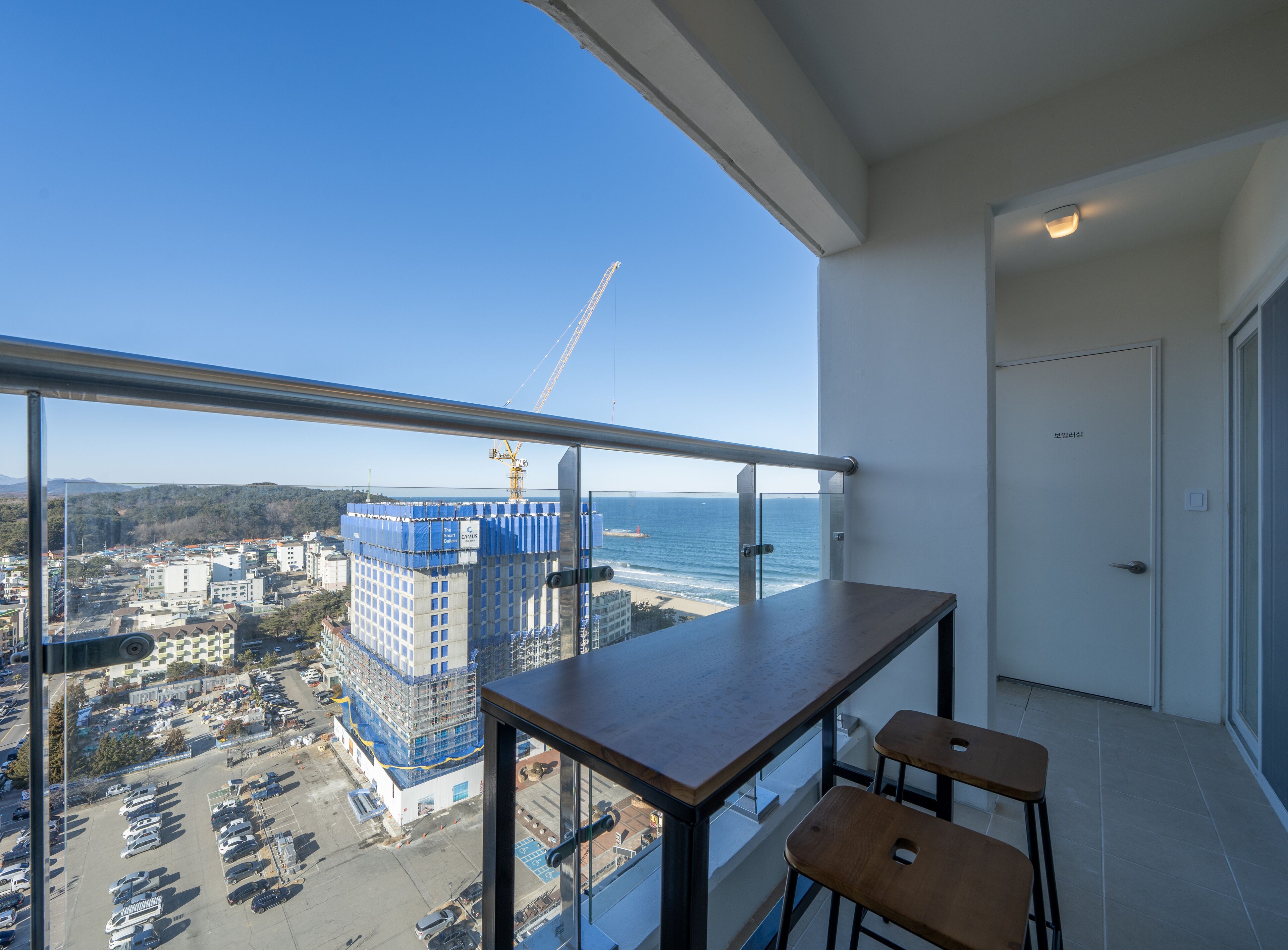 Deluxe-Doppelzimmer, 2 Schlafzimmer, eingeschränkter Meerblick (Family) | Terrasse/Patio