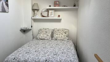 2 quartos, ferros/tĂĄbuas de passar roupa, roupa de cama