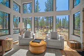 TV, fireplace, ping pong - Modern Caldera Retreat with EV Charger, Hot Tub & Game Room (Sunriver)