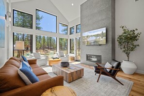 TV, fireplace, ping pong - Modern Caldera Retreat with EV Charger, Hot Tub & Game Room (Sunriver)