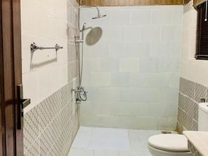 デラックス ダブルルーム | バスルーム | シャワー、デザイナーバスアメニティ、タオル、石鹸