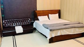 Chambre Double Deluxe | Bureau, chambres insonorisées, fer et planche à repasser, Wi-Fi gratuit