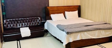 Deluxe Double Room | Desk, soundproofing, iron/ironing board, free WiFi