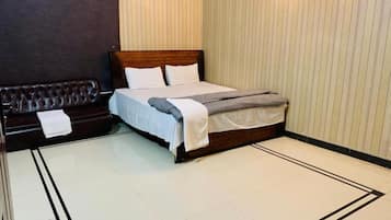 Deluxe Double Room | Desk, soundproofing, iron/ironing board, free WiFi