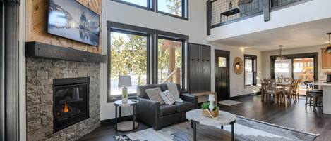 Een smart-tv en een open haard