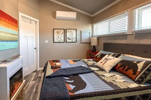 1 bedroom, WiFi, bed sheets - Bear Hug Cabin Summar (Ruidoso Downs)