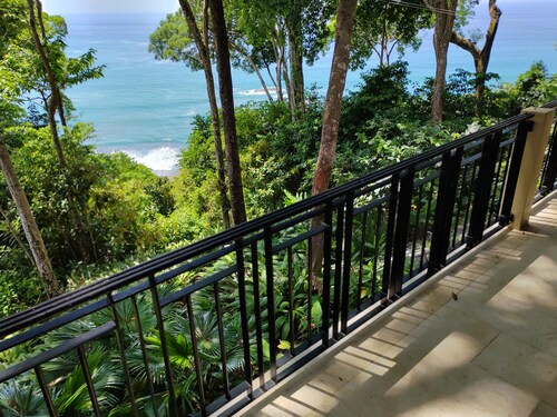 Ocean view Casa Gauguin.
Forget your worries in this spacious and serene space.