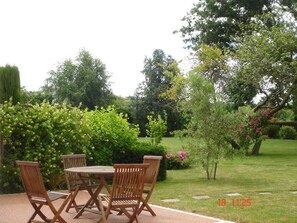 Outdoor dining - Maison Mitoyenne, Entrée Indépendante, Dans un Grand Jardin, (Moëlan-sur-Mer)