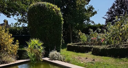 Maison Mitoyenne, Entrée Indépendante, Dans un Grand Jardin,