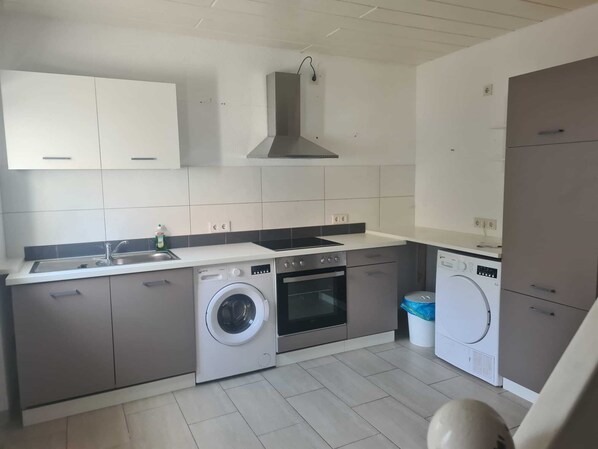 Coffee/tea maker, fridge, microwave, stovetop - Pensiostar.de, Günstige Unterkunft, Pension, Gästezimmer, Saarland, Ludweiler,- (Völklingen)