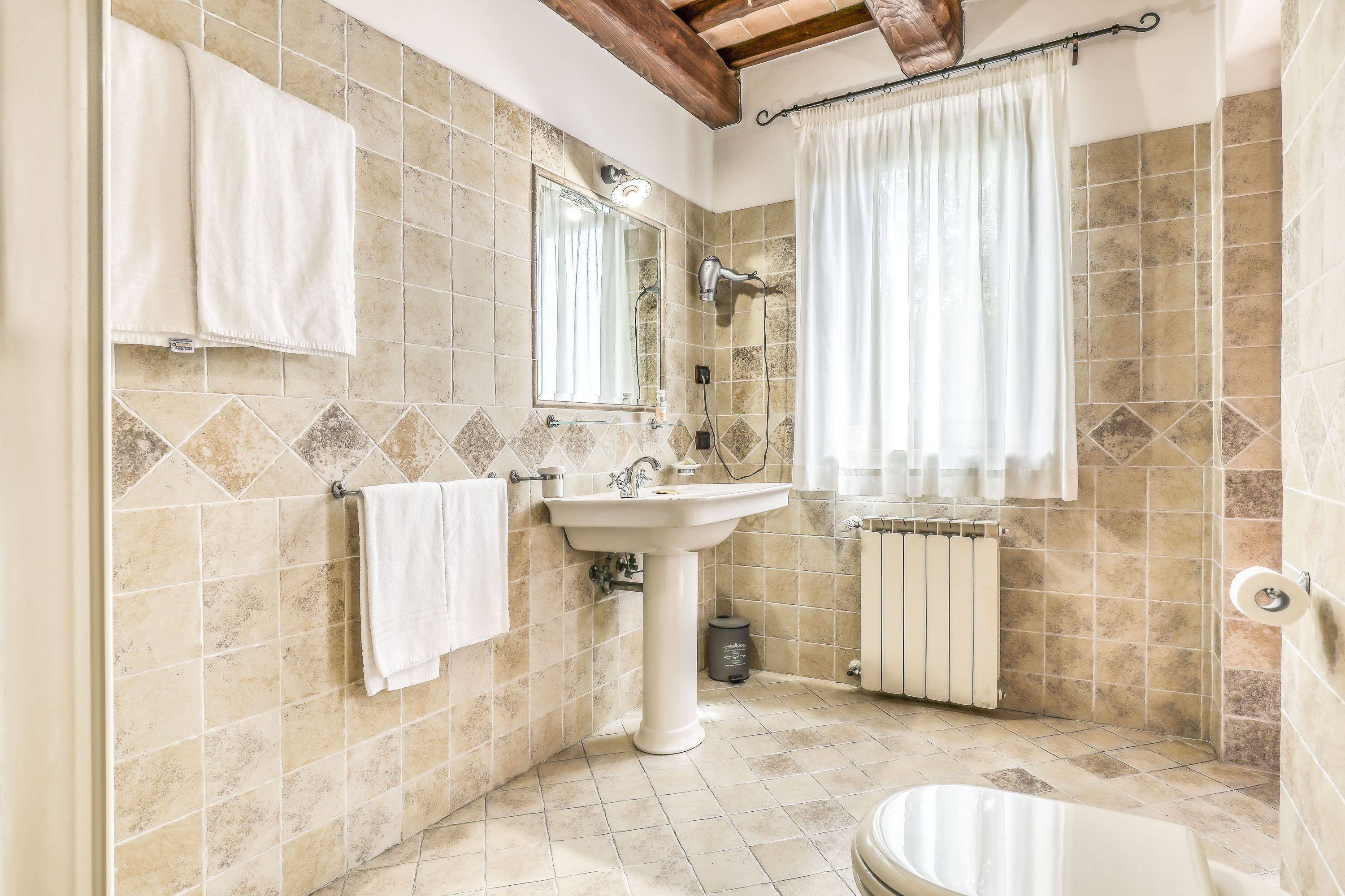 Ein Badezimmer mit Waschbecken, Spiegel und Dusche.